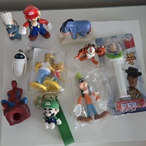 10 Piece Mix Catoon Vintage Toy Pez And Keychains. Remy, Eeyore,Wall-e, Simpsons